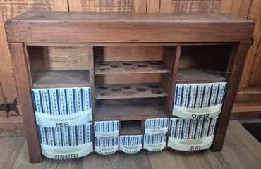 Antiek houten keukenrek met originele lades, uniek stuk!