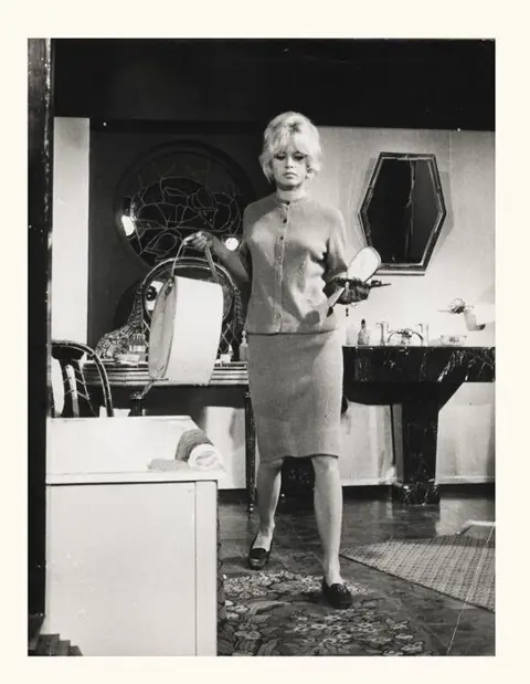 Agence Delmas - Grande photo de Brigitte Bardot chez le