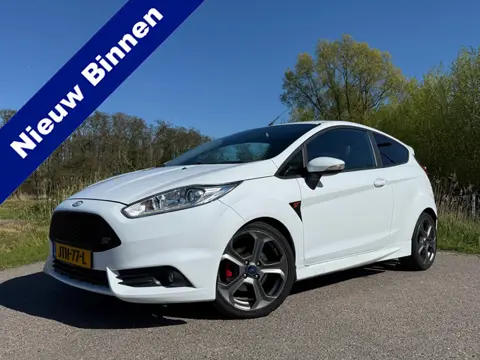 Ford FIESTA 1.6 ST2 / Recaro / 1e Eigenaar / Camera / Navi / 17" Velgen / Stoelverwarming / Clima / 