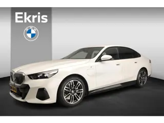 BMW 5 Serie Sedan 530e | M-Sportpakket | LED | Navigatie | Active cruise | Trekhaak | Sportstoelen |