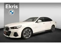 BMW 5 Serie Sedan 530e | M-Sportpakket | LED | Navigatie | Active cruise | Trekhaak | Sportstoelen |