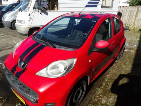 Peugeot 107 1.0-12V XS geen riem maar ketting wat blanke lak van af