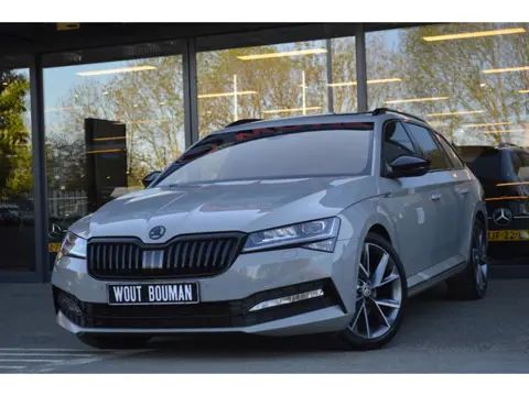 Škoda Superb Combi 1.5 TSI ACT Sportline Led Leder Panorama Virtual Camera Keyless Pdc