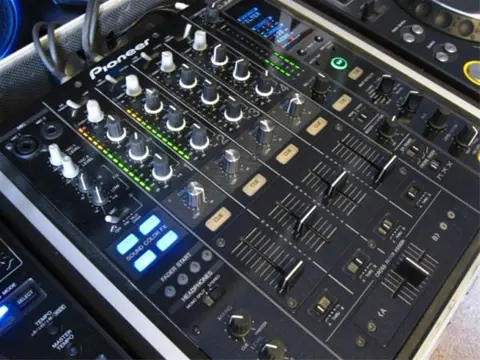 2 xPioneer CDJ 1000 MK3,1xDJM 800, 2 x SD cards +Flight Case