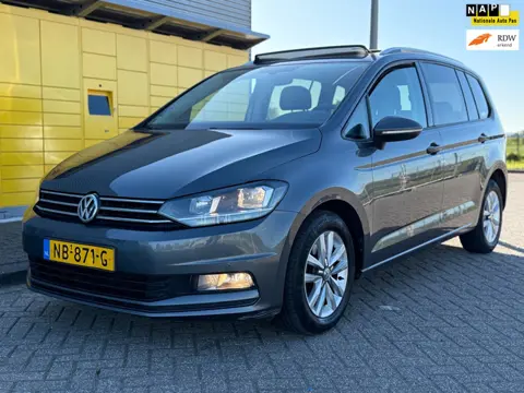 Volkswagen Touran 1.2 TSI Connected Bj2017 Panoramadak Alcantara Camera Pdc