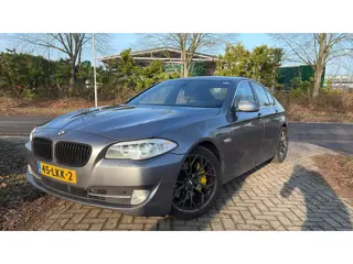 BMW 5 Serie BWJ 2010 535i 306 PK High Executive AUTOMAAT | ZEER NETTE AUTO | ORIGINEEL NL | 19"| LED