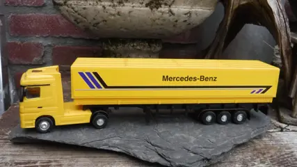 Schaal model van mercedes actros. 1