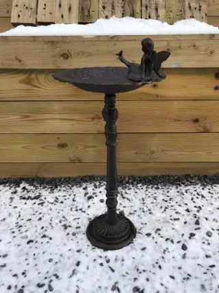 Vogelbad op hoge voet , vogelbad , vogel