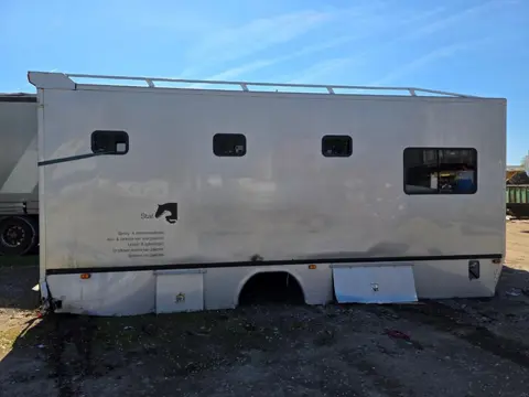 Diversen Camper body Camper Opbouw 4.95m – Ruime Camper Body – Perfect voor Zelfbouw Camper PM2985