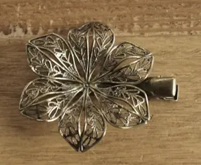 Haarschuifje " Bloem " koper kleurig