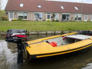 Bootje met buitenboordmotor