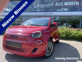 Fiat 500E Red 42 kwh Achteruitrijcamera - Airco - Parkeersensor achter - Navigatiesysteem - Apple ca