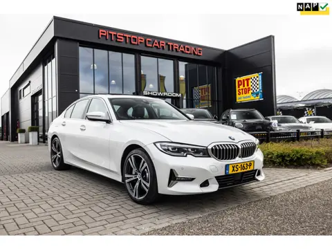 BMW 3-serie 330i High Executive, Schuifdak, H&K Audio, Volleder, NL Auto!