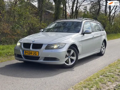 BMW 3-serie Touring 318d | Cruise control + Navi Nu € 2.450,- !!!