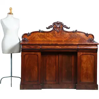 Breed dressoir of Sideboard met 4 deuren en 3 laden het kroonstuk is afneembaar