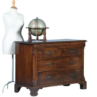 Strakke stoere ladenkast op bracket feet mooie patina  afgeronde hoekstijlen