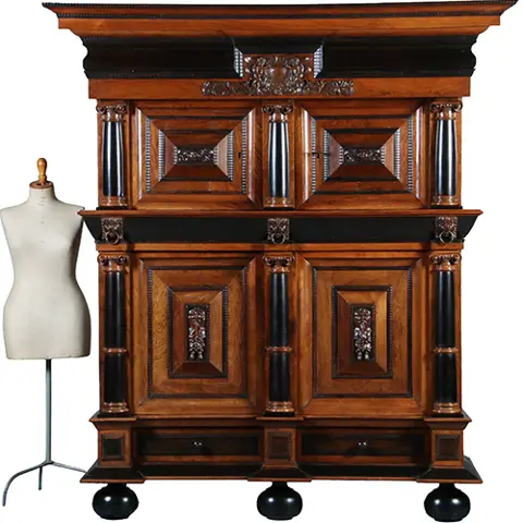 Markante 4-deurskast uit de gouden eeuw met veel ebbenhout
