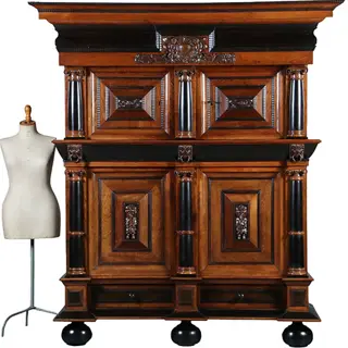 Markante 4-deurskast uit de gouden eeuw met veel ebbenhout