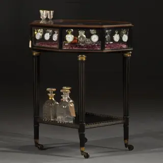 Unieke horloge- of vitrinetafel deurtjes en lijstwerk in brons op een gedraaid onderstel