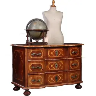 Antieke ladenkast / Rococo commode ca. 1745 orgelgebogen en met rijk inlegwerk