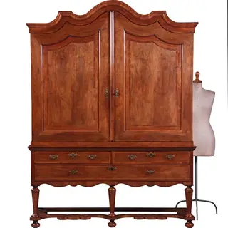 Majestueus kruisvoet kabinet met gewelfde kroon in noten met mahonie visgraat ca 1720