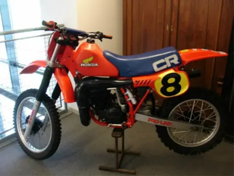 Aangeboden enkele oude crossers v.a.1979-1987