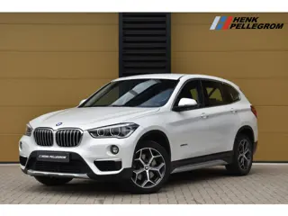 BMW X1 sDrive20i Centennial High Executive * Head-up * X-line * M-Stuurwiel * Hifi * Lederen Bekledi
