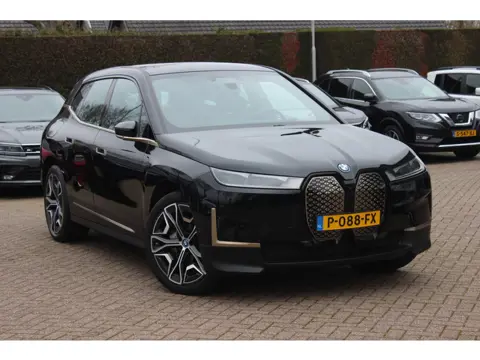 BMW iX xDrive50 High Executive 112 kWh / SOH 97,2% / Trekhaak / Panoramadak / Camera / Leder / 22'' 