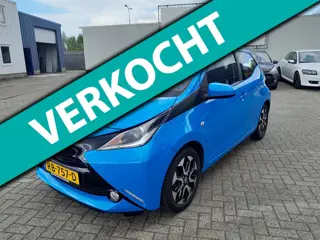 Toyota Aygo 1.0 VVT-i x-play super nette in Nederland nieuw geleverde Aygo op all-seasonsbanden!