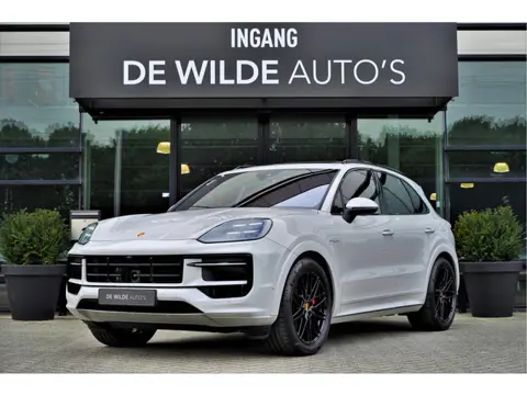 Porsche Cayenne 3.0 S E-Hybrid SportDesign 520pk Krijt Pano SoftClose Trekhaak Head-up InnoDrive Key