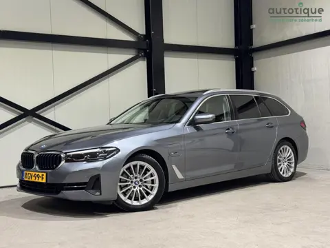 BMW 5-serie Touring 520e Business | navi | leder | panorama | trekhaak |