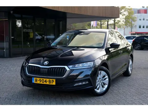 Skoda Octavia 1.5 e-TSI Business Edition|Rijklaar!|ACC|Camera|Trekhaak|Carplay|Keyless|LED|Sfeer|Sto