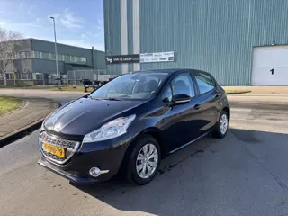 Peugeot 208 1.2 VTi Envy 5-Deurs 82 PK. Zeer goed onderhouden en de auto rijdt ook helemaal nieuw !!