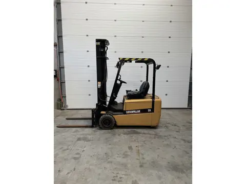 Caterpillar 2 tons heftruck Triple