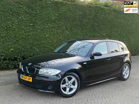 BMW 1-serie 120i AIRCO KOUD/RIJDT GOED/LEER/STOELVWRMNG/NAVI