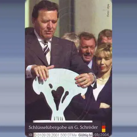 Schl&uuml;ssel&uuml;bergegabe an Schr&ouml;der (2001)