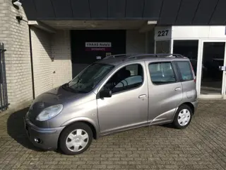 Toyota Yaris Verso 1.3 VVT-i Sol / APK FEBRUARI 2027 / AIRCO / AUTOMATIC / METALLIC /