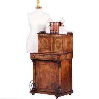 Victoriaans  dames bureautje in wortelnoten met inlegwerk brons  hekje en inktpotje