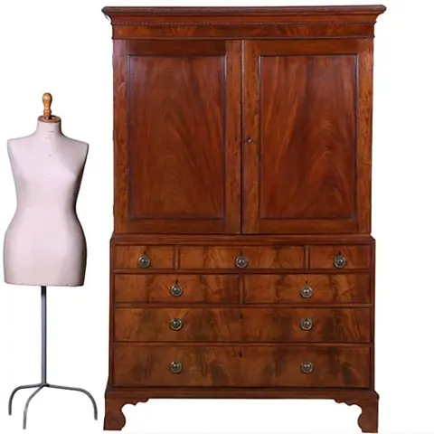 strak en sober Engels kabinet in mahonie  met 5 laden ca 1830