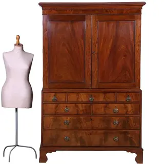 strak en sober Engels kabinet in mahonie  met 5 laden ca 1830