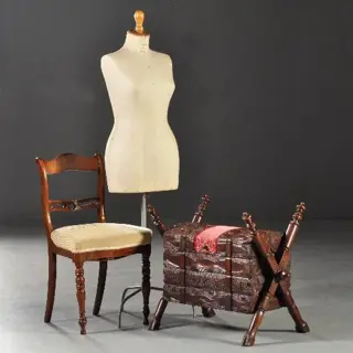 Een collectors item om collectors items in op te bergen: Decoratieve kist i.d.v.v.  gebundelde haardblokken  ca 1865 Hollands