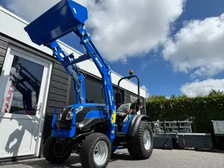Solis Demo 22 pk compact tractor met voorlader op brede gazonbanden, NL kenteken en kiepwagen, zijsc