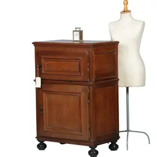 Kleine 17e eeuwse tweedeurskast met achter één deurtje bestek-laden