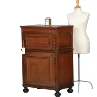 Kleine 17e eeuwse tweedeurskast met achter één deurtje bestek-laden