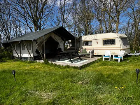 Caravan met bijbehorende safaritent in je eigen boomgaard