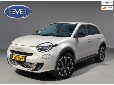 Fiat 600e La Prima 54 kWh, achteruitrijcamera,lederen interieur, stoelverwarming, 9360 km, 1 e eigen