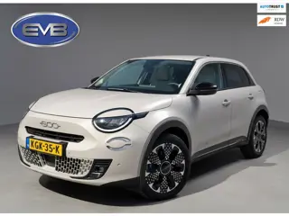 Fiat 600e La Prima 54 kWh, achteruitrijcamera,lederen interieur, stoelverwarming, 9360 km, 1 e eigen