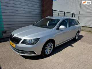 Skoda Superb Combi 1.6 TDI Champs Elysees Bj:2015 NAP!