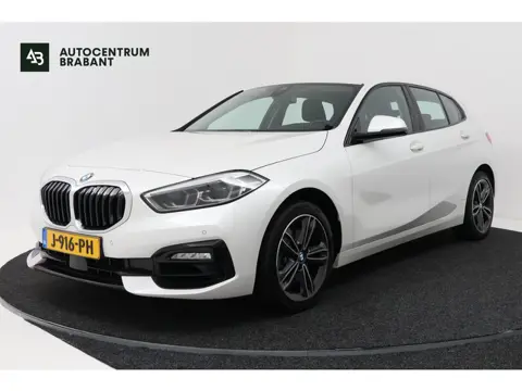 BMW 1-serie 118i Executive Edition (SFEERVERLICHTING, NAVIGATIE, CRUISE CONTROL, PARKEERSENSOREN, DE