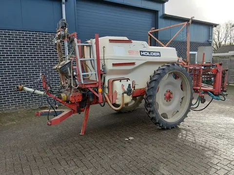 Holder N250 Getrokken Veldspuit 2700 liter 21 meter breed